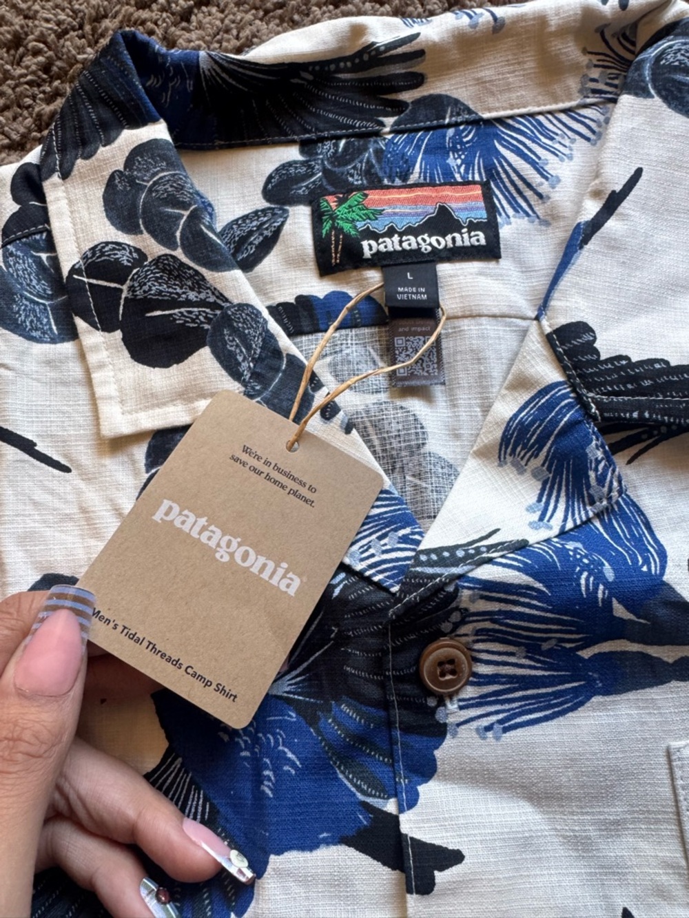 Patagonia Men’s White Short-Sleeve Button-Up with Blue & Black Bird Print - Picture 4 of 4